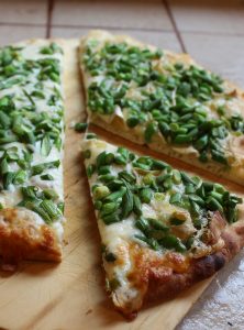 Pizza aux fleurs d'ail fraîches