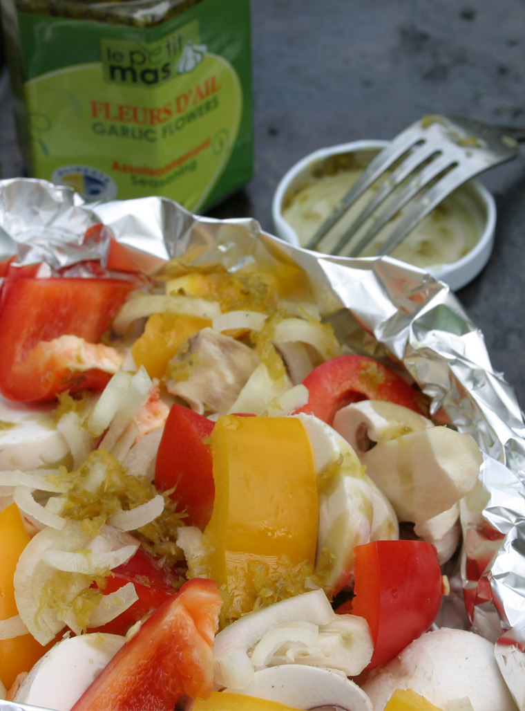 Recipe | Garlic scape vegetables en papillote - Recipes with fermented garlic scapes, garlic scapes and organic garlic – Le Petit Mas organic garlic and garlic scape farm in Quebec (Canada)