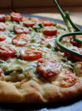 Recipe | Garlic scape and tomato pizza - Recipes with fermented garlic scapes, garlic scapes and organic garlic – Le Petit Mas organic garlic and garlic scape farm in Quebec (Canada) 