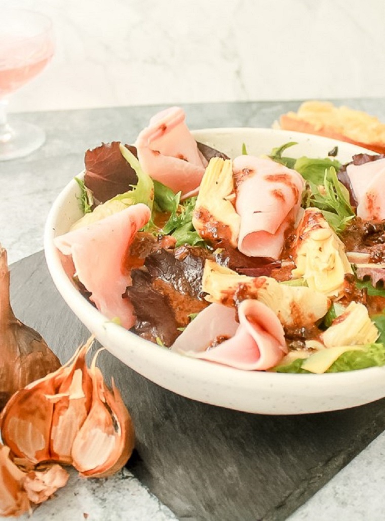 Recette de Salade de coeurs d'artichauts, jambon blanc, vinaigrette à l'ail noir | Le Petit Mas