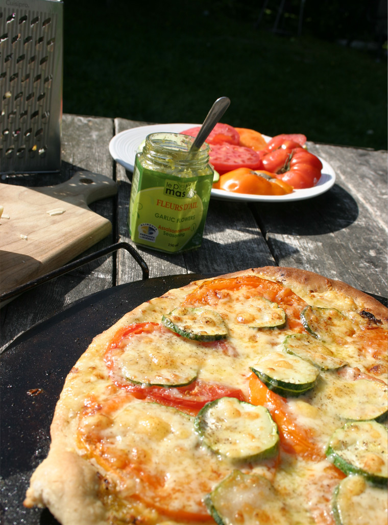 Recette - Variation sur le thème : Pizza sauce de fleurs d'ail dans l'huile - Le Petit Mas