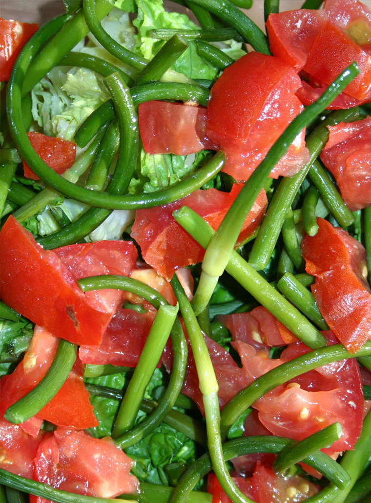 Recette - Salade d'été aux tomates et aux fleurs d'ail fraîches - Le Petit Mas