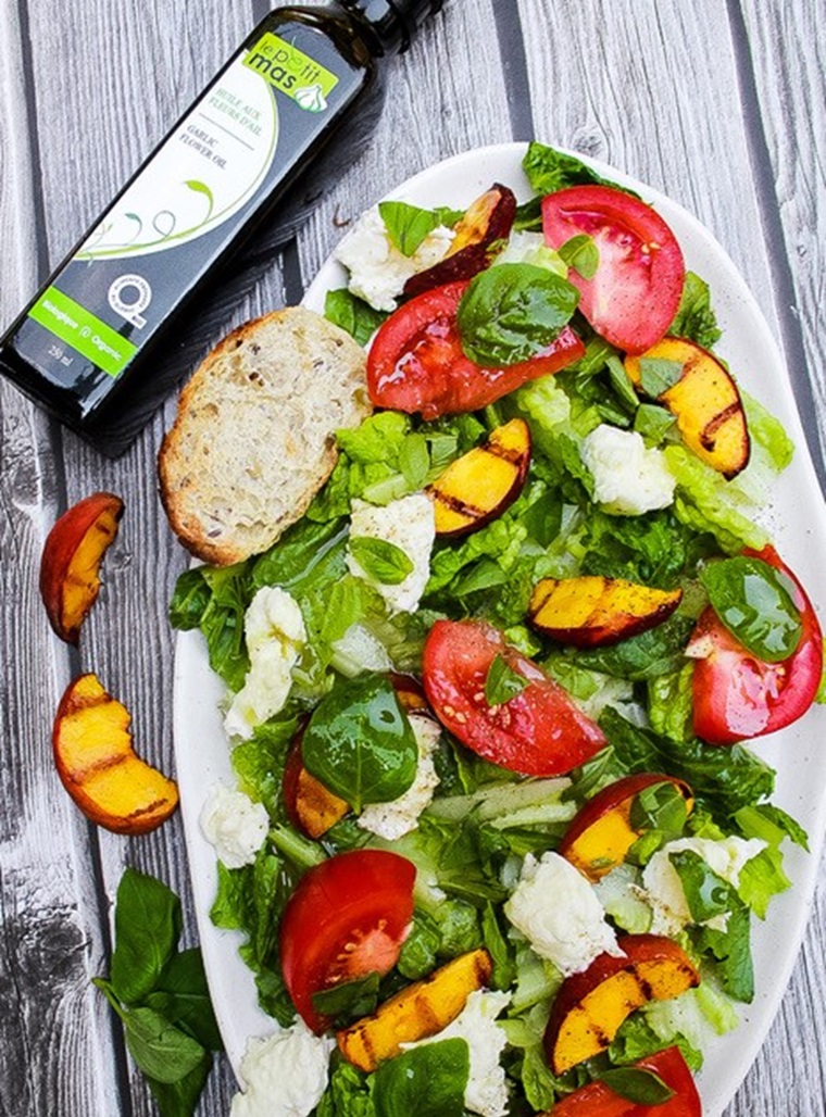 Recette de Salade de tomates, pêches grillées et burrata, vinaigrette à l'huile aux fleurs d'ail et balsamique | Le Petit Mas
