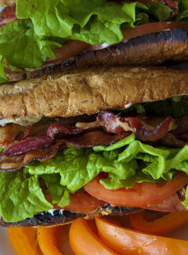Recette - Sandwich bacon laitue tomate, mayonnaise à la fleur d'ail - Le Petit Mas