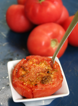 Tomates grillées aux fleurs d'ail et au parmesan - Recette - Le Petit Mas