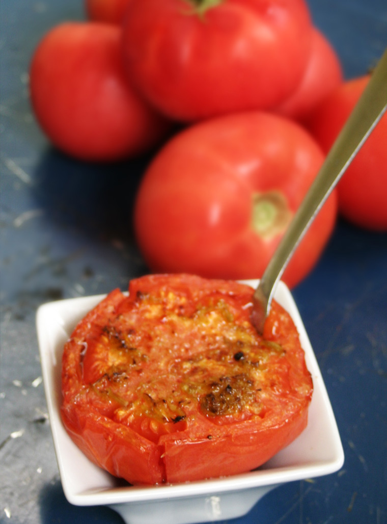 Recette de Tomates grillées aux fleurs d'ail et au parmesan - Le Petit Mas